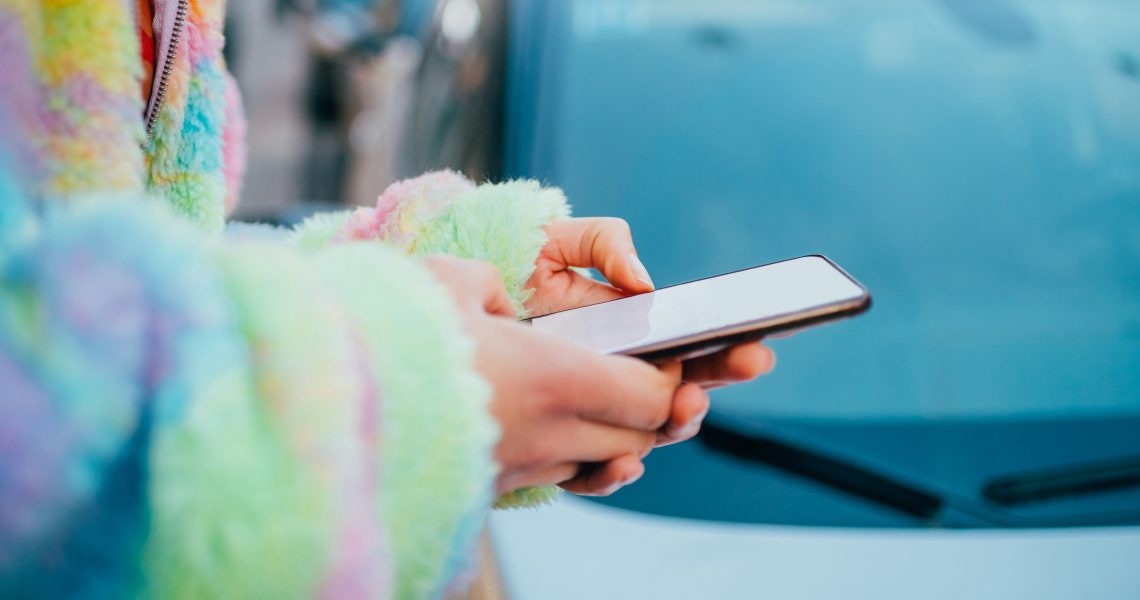 Eine Frau tippt auf einem Smartphone